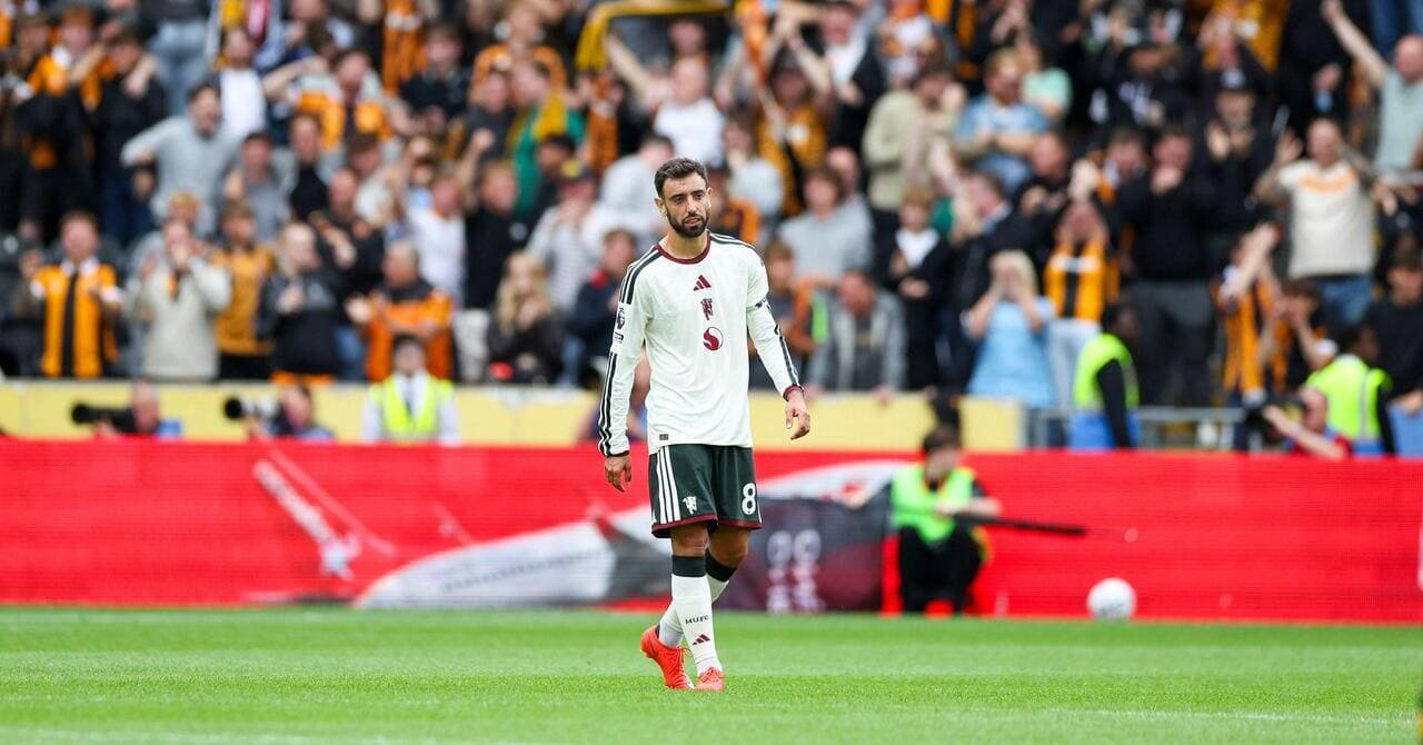 Bruno Fernandes reacts after Manchester United's 2-0 loss to Hull City