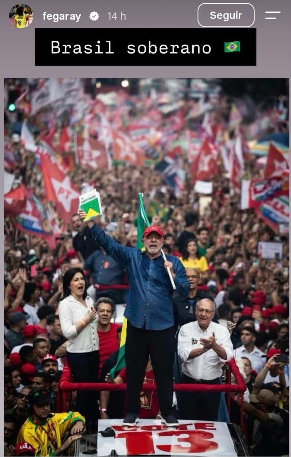 Fernanda Garay, do vôlei, celebrando a vitória do presidente Lula