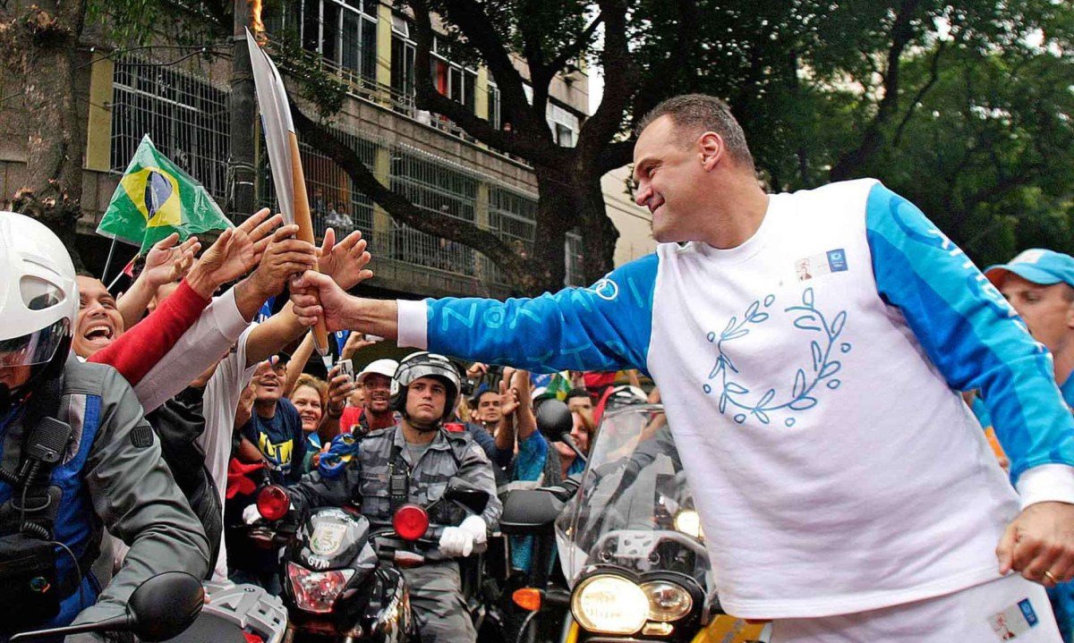 Falecido em abril de 2026, Oscar Schmidt era adorado pelo público do basquete e de outros esportes -  (crédito: Ricardo GOMES / POOL / AFP – 13/6/2004)