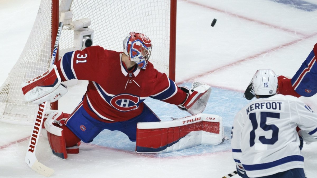 Eishockey: NHL, Montréal Canadiens - Toronto Maple Leafs, Play-off-Runde, Achtelfinale, 4. Spieltag. Carey Price (l), Torwart der Montreal Canadiens, rettet gegen Alexander Kerfoot von den Toronto Maple Leafs. (Foto)