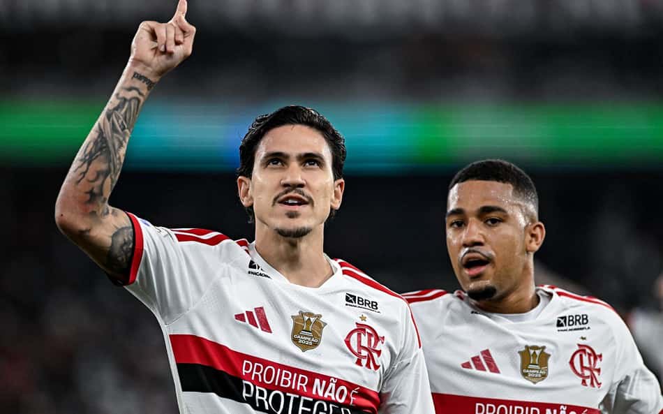 Pedro e Lino, jogadores do Flamengo, celebram em campo com camisas brancas com faixa vermelha.