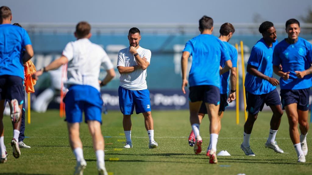 Champions: Francesco Farioli no treino de véspera do FC Porto-Manchester City (ESTELA SILVA/EPA)