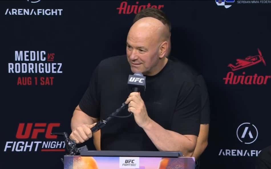Dana White fala ao microfone em coletiva do UFC Belgrado