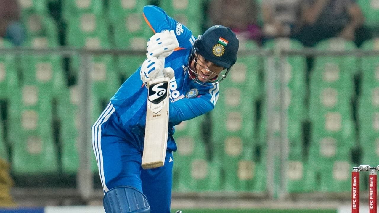 जिम्बाब्वे से मिले 115 रन के लक्ष्य के जवाब में स्टार ओपनर स्मृति मंधाना 9 रन बनाकर आउट हो गईं. ये  फुल टाइम कप्तान के रूप में स्मृति का डेब्यू मैच था.
