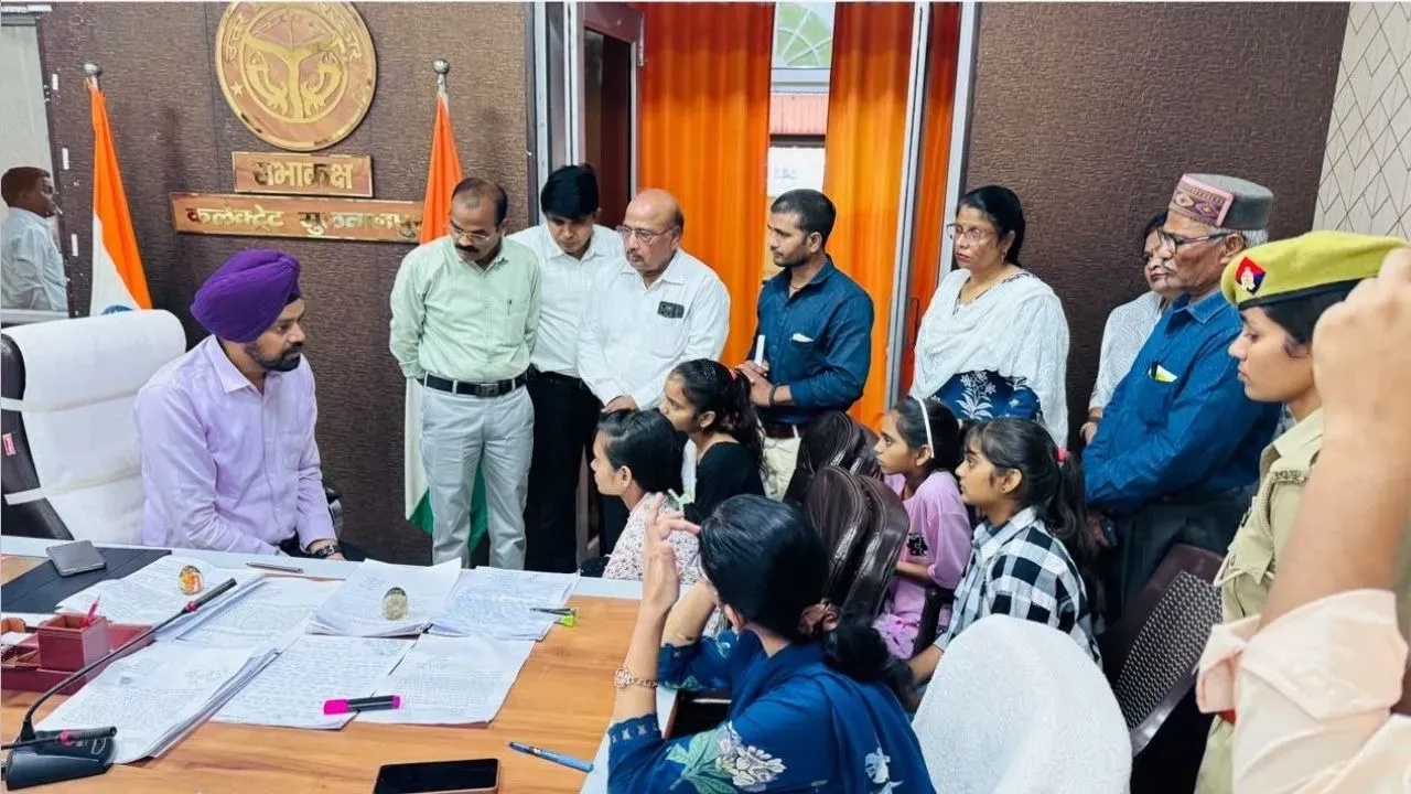 Sultanpur News: हादसे ने छीना माता-पिता और भाई का साया, अब चार बहनों के साथ खड़ा हुआ प्रशासन; डीएम ने खुद संभाली जिम्मेदारी