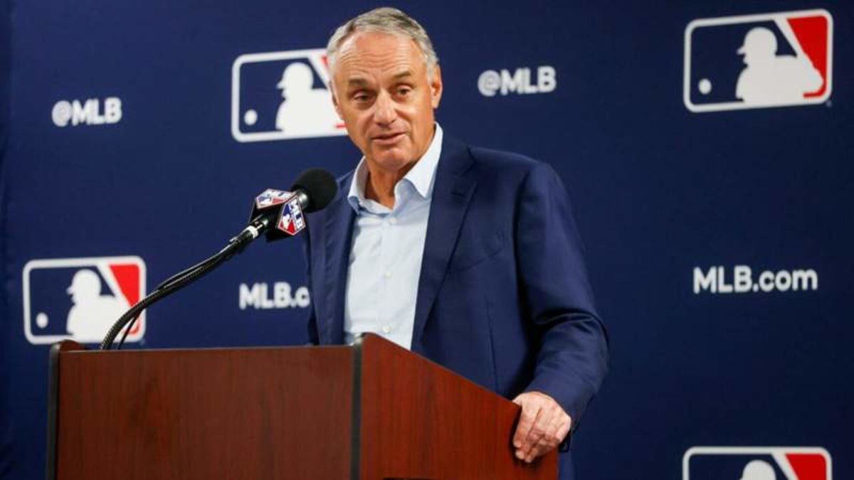 October 21, 2024, Florida, USA: MLB, Baseball Herren, USA Commissioner Rob Manfred speaks with members of the media during the annual MLB Media Day at George M. Steinbrenner Field in Tampa on Thursday, Feb. 15, 2024. USA – ZUMAs70_ 0774676788st Copyright: xTampaxBayxTimesx ©IMAGO/ZUMA Press Wire