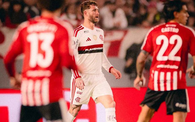 Léo Pereira em ação pelo Flamengo diante do Estudiantes