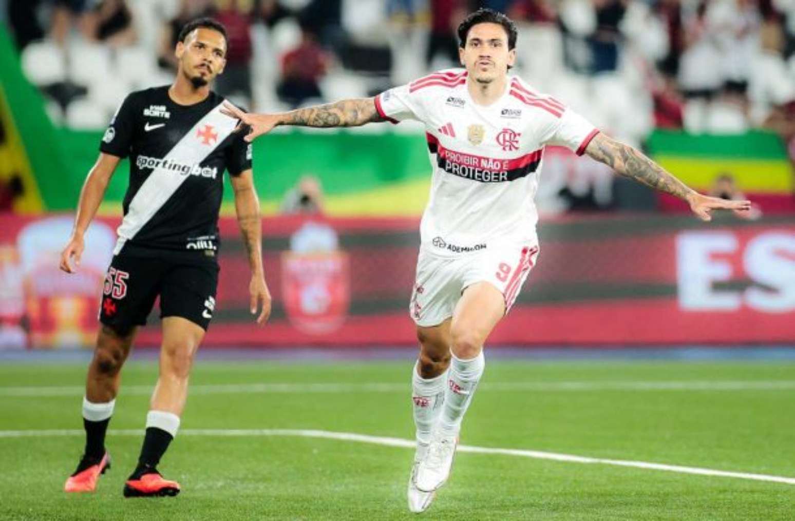 Jogadores do Flamengo celebram o primeiro  gol de Pedro  no clássico com o Vasco. 