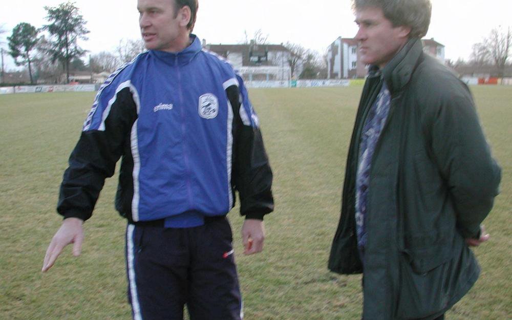 Jean-Marc Furlan et Michel Le Blayo, anciens joueurs des Girondins de Bordeaux au stade Moueix à Libourne le 14 janvier 2002.