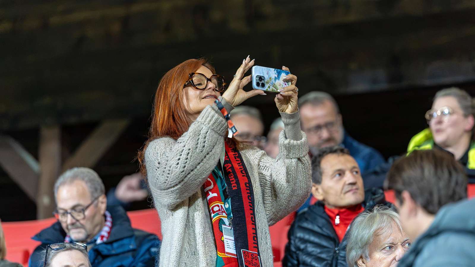 Andrea Berg fotografiert die Spieler beim Einlaufen von der Tribuene.