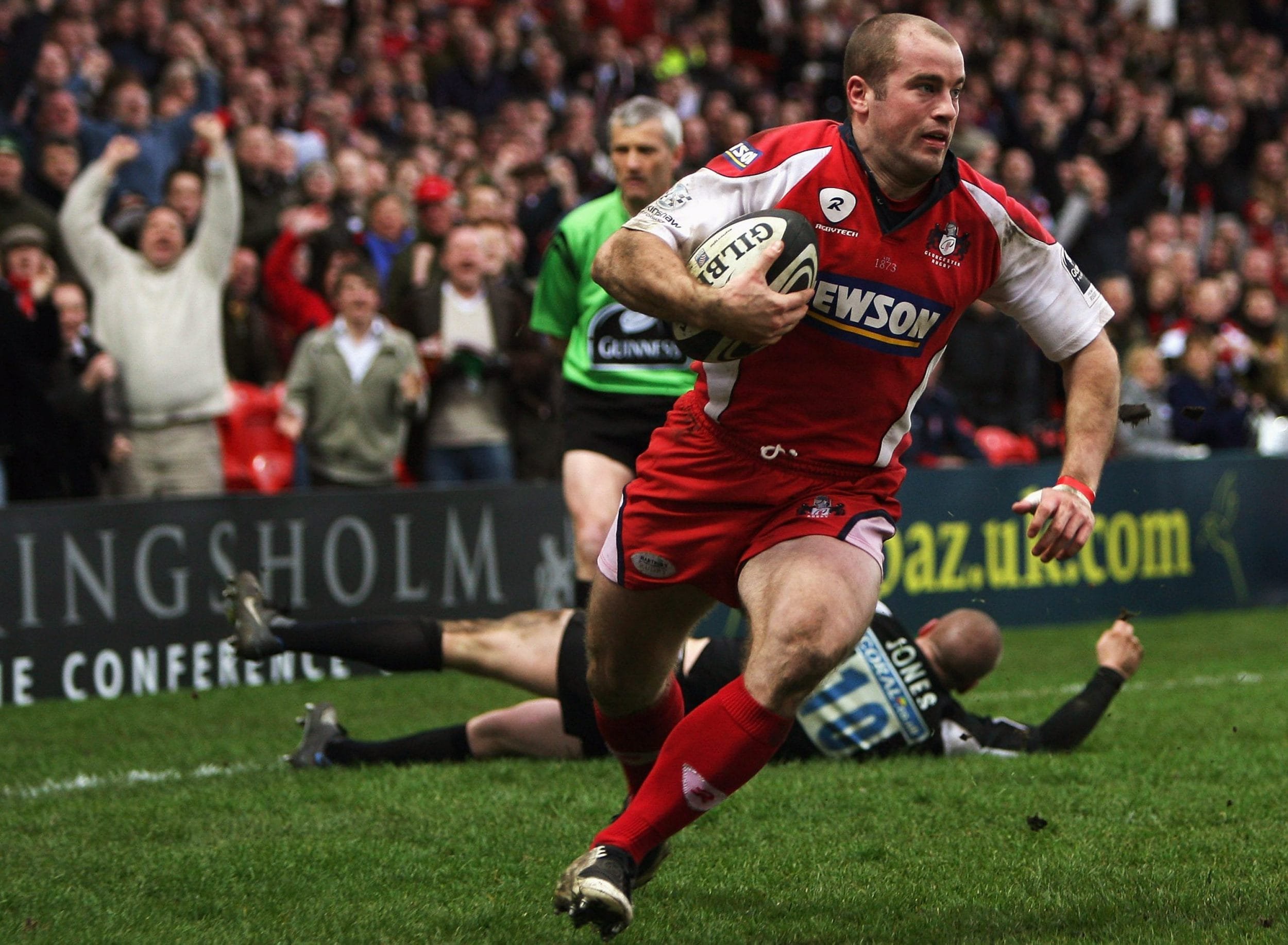 James Simpson-Daniel breaks clear to score a try for Gloucester