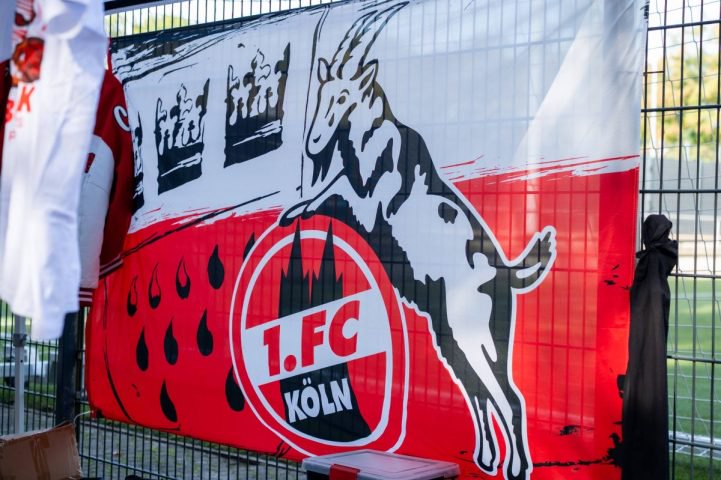 Eine Fan-Fahne des 1. FC Köln.