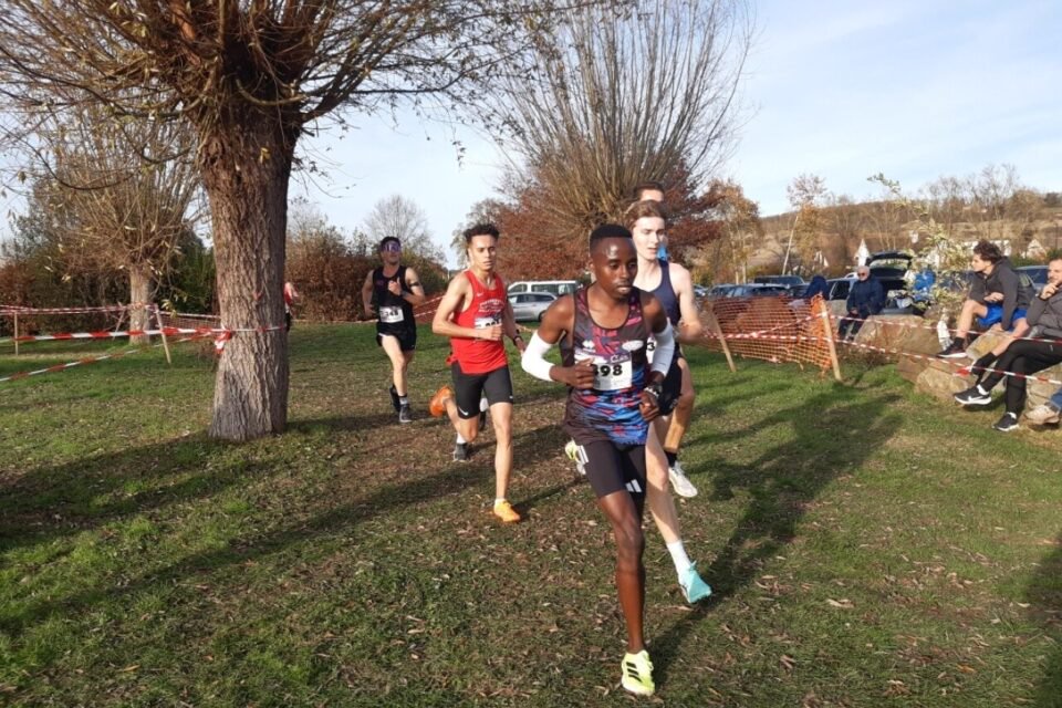 Photo 18 Le kényan Aron Ratu mène la course à mi parcours