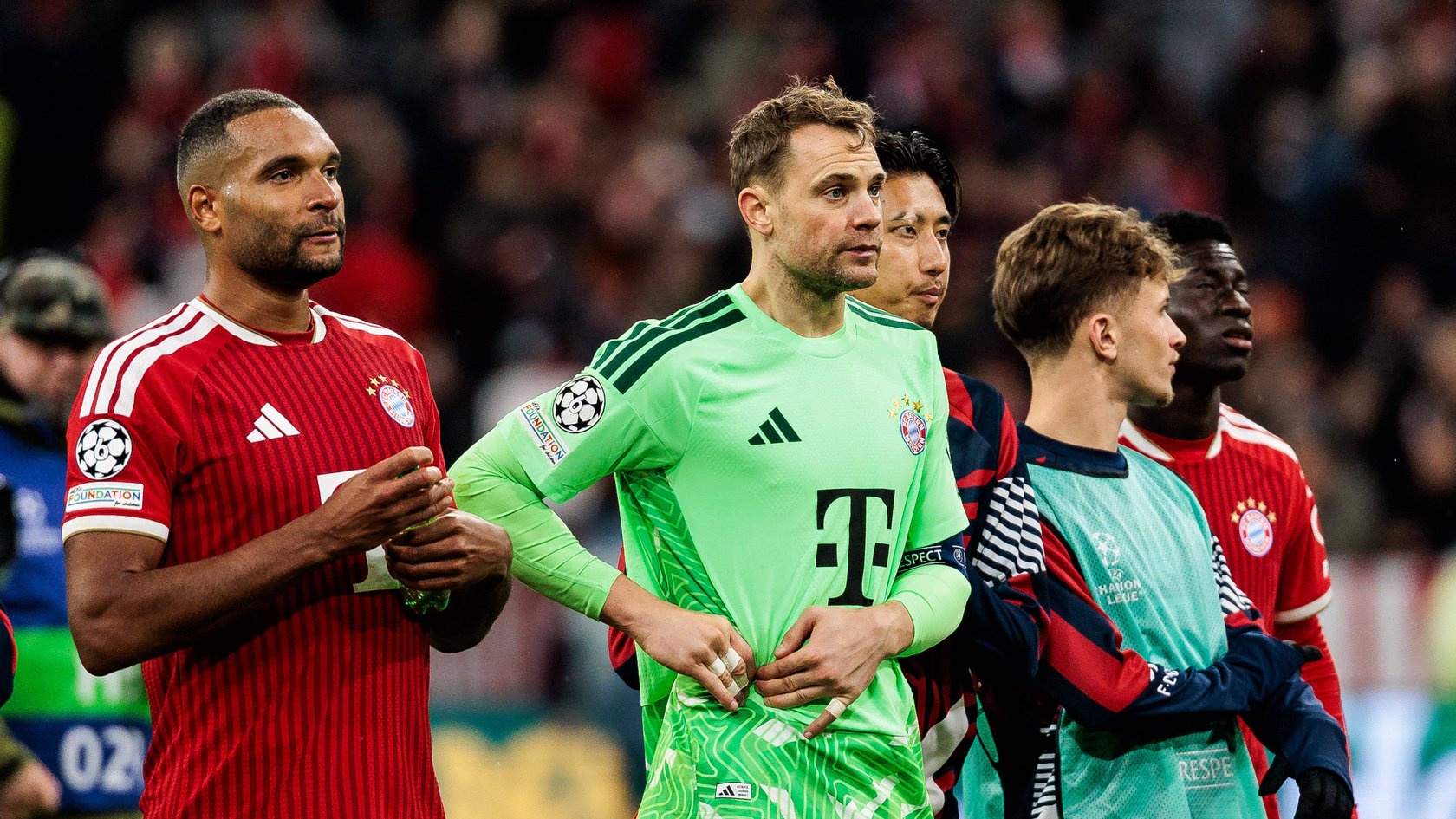 Jonathan Tah (l.) und Manuel Neuer reagieren enttäuscht auf das 2:2 des FC Bayern gegen Arsenal