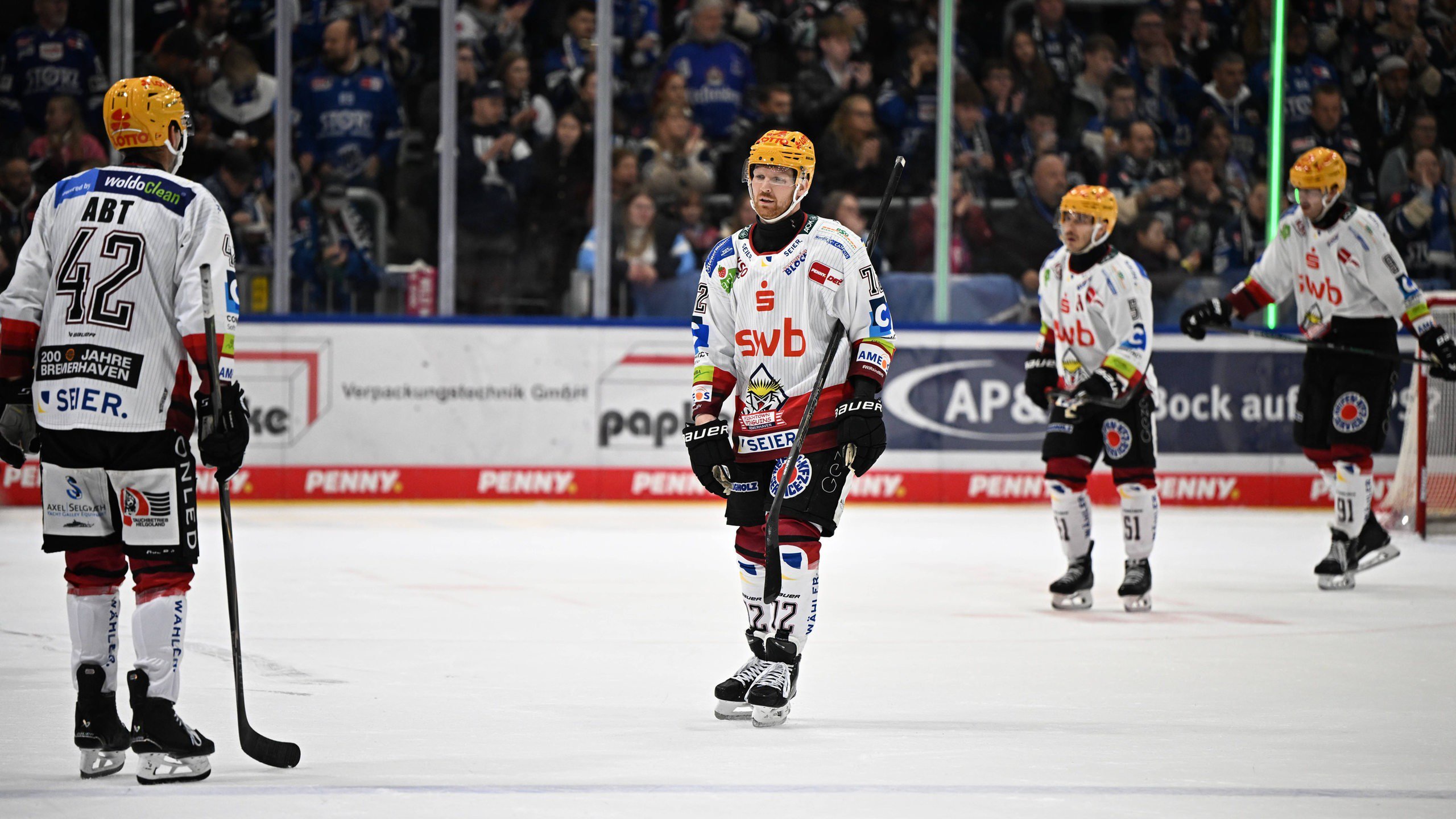 Eishockey-Spieler der Fischtown Pinguins um Philip Bruggisser stehen enttäuscht auf dem Eis herum nach der Niederlage gegen Schwenningen.