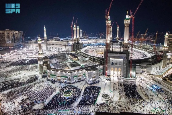 Suasana kepadatan jemaah di Masjidil Haram malam pada ke-27 Ramadan 2024