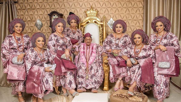 Nigéria : à 81 ans, un roi épouse 7 très jeunes femmes - Opera News