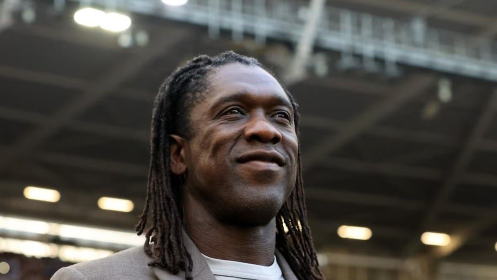 Clarence Seedorf, técnico do Corinthians, sorri em estádio