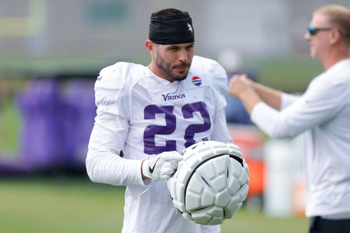 EAGAN, MN – AUGUST 02: Minnesota Vikings safety Harrison Smith 22 looks on during Minnesota Vikings Training Camp at TCO Performance Center on August 2, 2025 in Eagan, Minnesota. Photo by Bailey Hillesheim/Icon Sportswire NFL, American Football Herren, USA AUG 02 Minnesota Vikings Training Camp EDITORIAL USE ONLY Icon250802004 ©IMAGO/Icon Sportswire