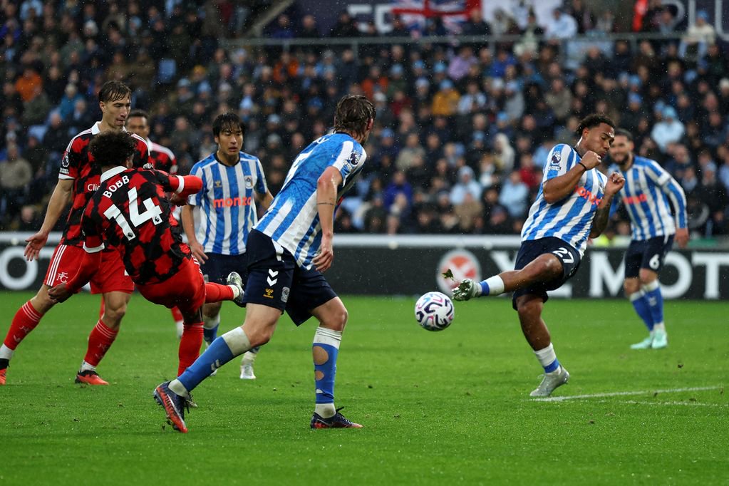 Oscar Bobb of Fulham scores his team’s first goal during the Premier League 2026/27 match between Coventry City and Fulham at The Coventry Building Society Arena 
