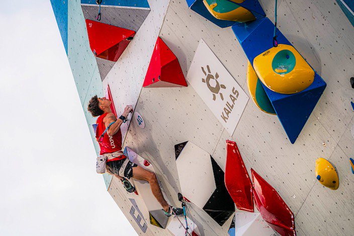Der Thuner Jonas Utelli gewinnt am 25. Oktober in Santiago de Chile erstmals Gold bei der World Climbing Series. Im Lead-Final setzt sich der 23-jährige Schweizer mit 52 Punkten gegen die internationale Konkurrenz durch.