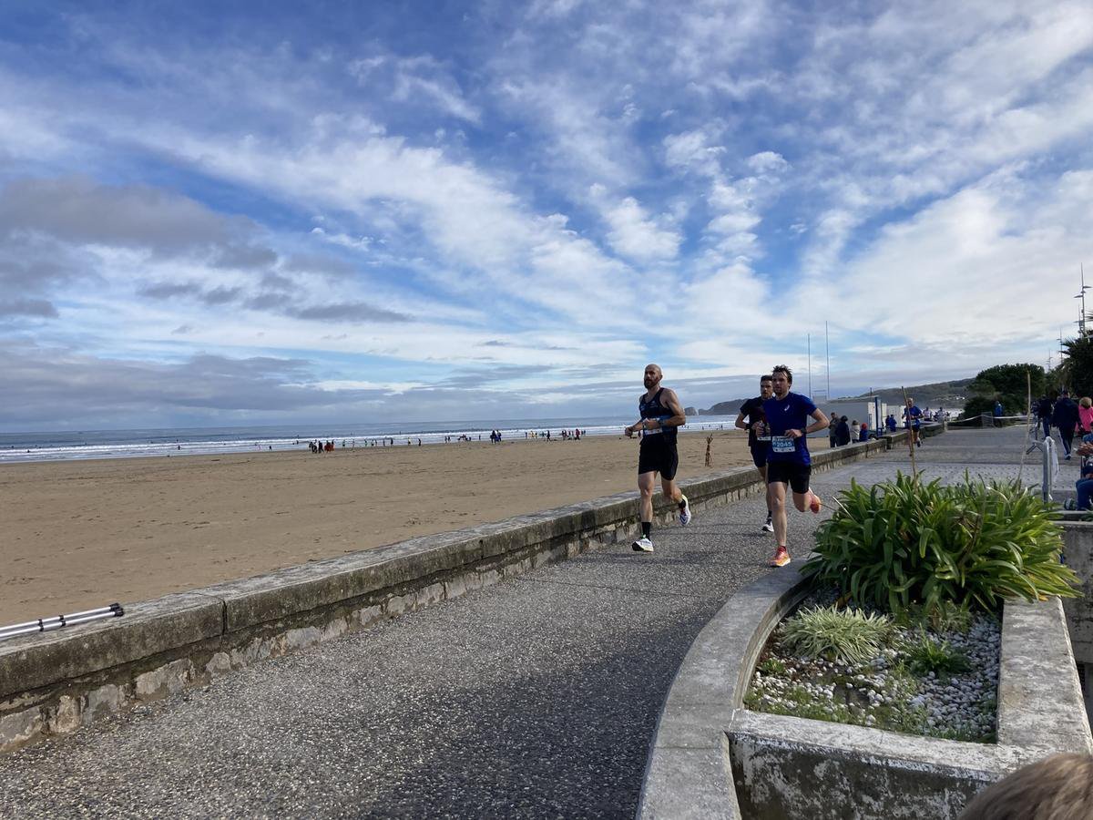 Les coureurs sur la plage d’Hendaye, avant de passer la frontière.