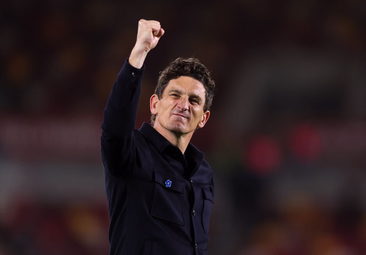 Keith Andrews celebrates after the team's victory in the Premier League against Chelsea.