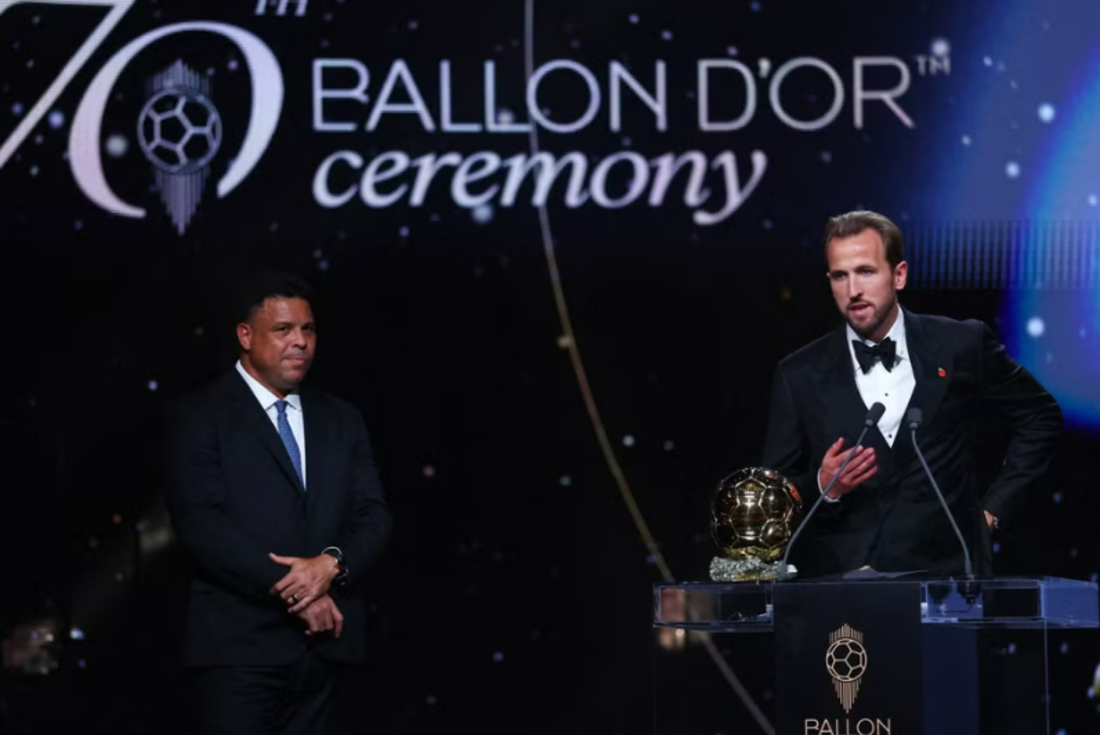 Harry Kane com a Bola de Ouro ao lado de Ronaldo Fenômeno