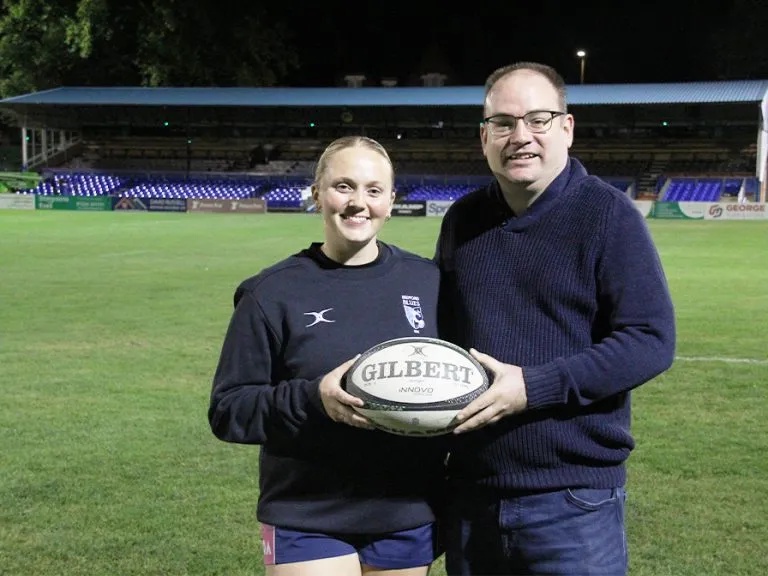 (l-r) Alivia Usher-Harris and Bedford Independent sports editor Tom Carr Image Bedford Blues Women Bedford Independent