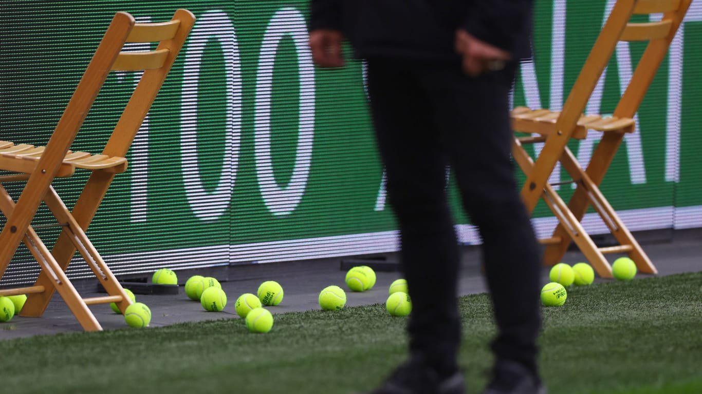 Tennisbälle am Spielfeldrand in der Bayarena: Fan-Proteste gegen Materialverbote.