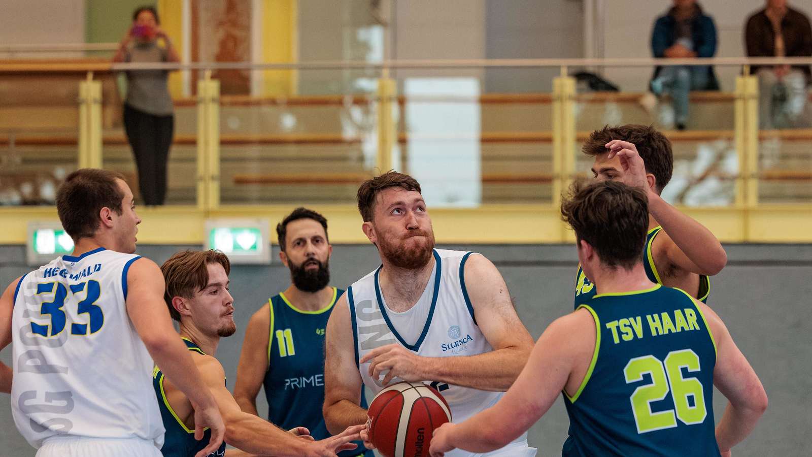 Dominator unter dem Korb: Ex-Kugelstoßer Christian Zimmermann ist eine Stütze der Poinger Basketballherren.