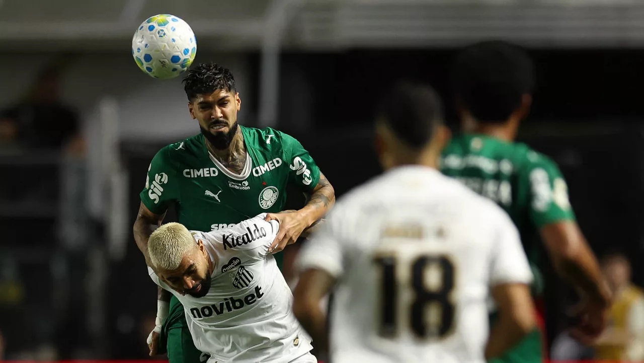 O jogador Alexander Barboza, da SE Palmeiras, disputa bola com o jogador do Santos FC, durante partida válida pelas quartas de final, volta, da Copa do Brasil, no Estádio da Vila Belmiro. (Foto: Cesar Greco/Palmeiras/by Canon)