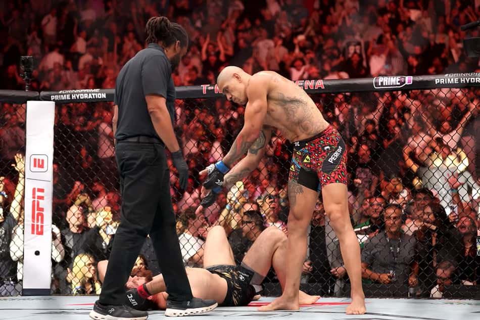 Alex Poatan provoca Ankalaev após vitória em luta, arbitrada pro Herb Dean, no UFC