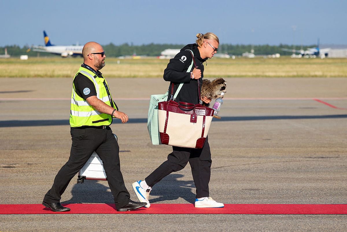 Erling Haaland getting off a plane