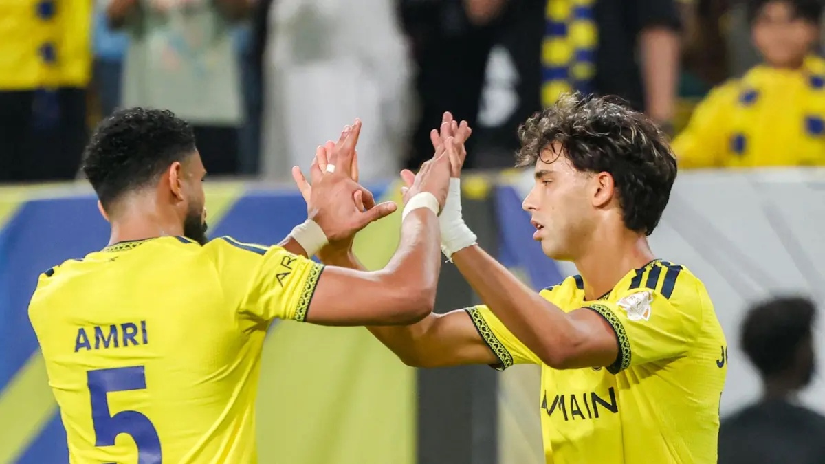 João Félix à direita