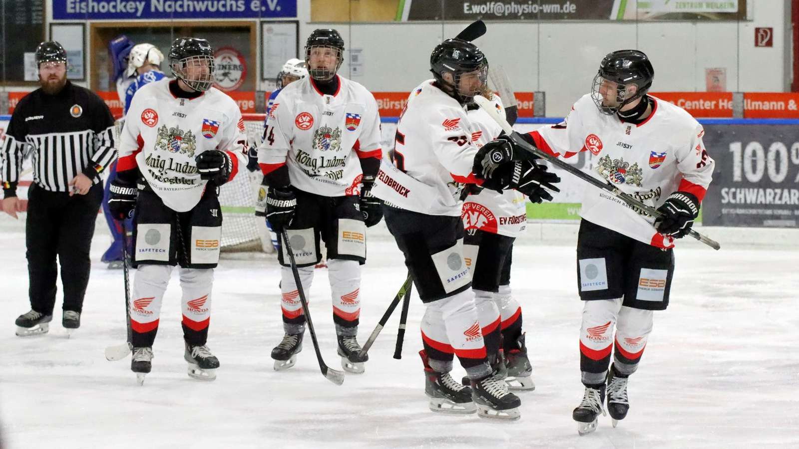 Die Eishockey-Spieler des EV Fürstenfeldbruck.