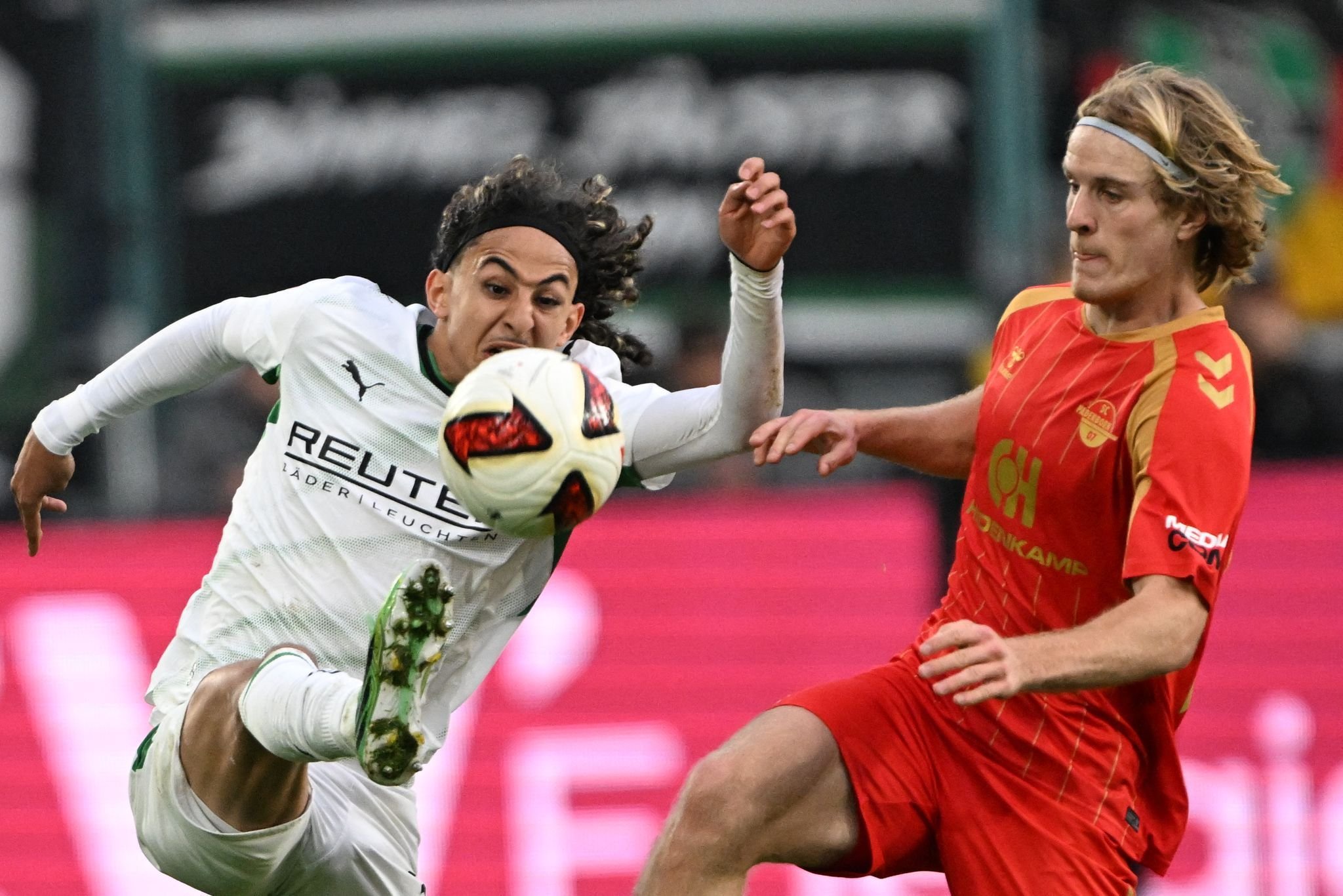 Zweikampf im Borussia-Park: Gladbachs Toptalent  Wael Mohya ist hier vor Paderborns Mattes Hansen am Ball.