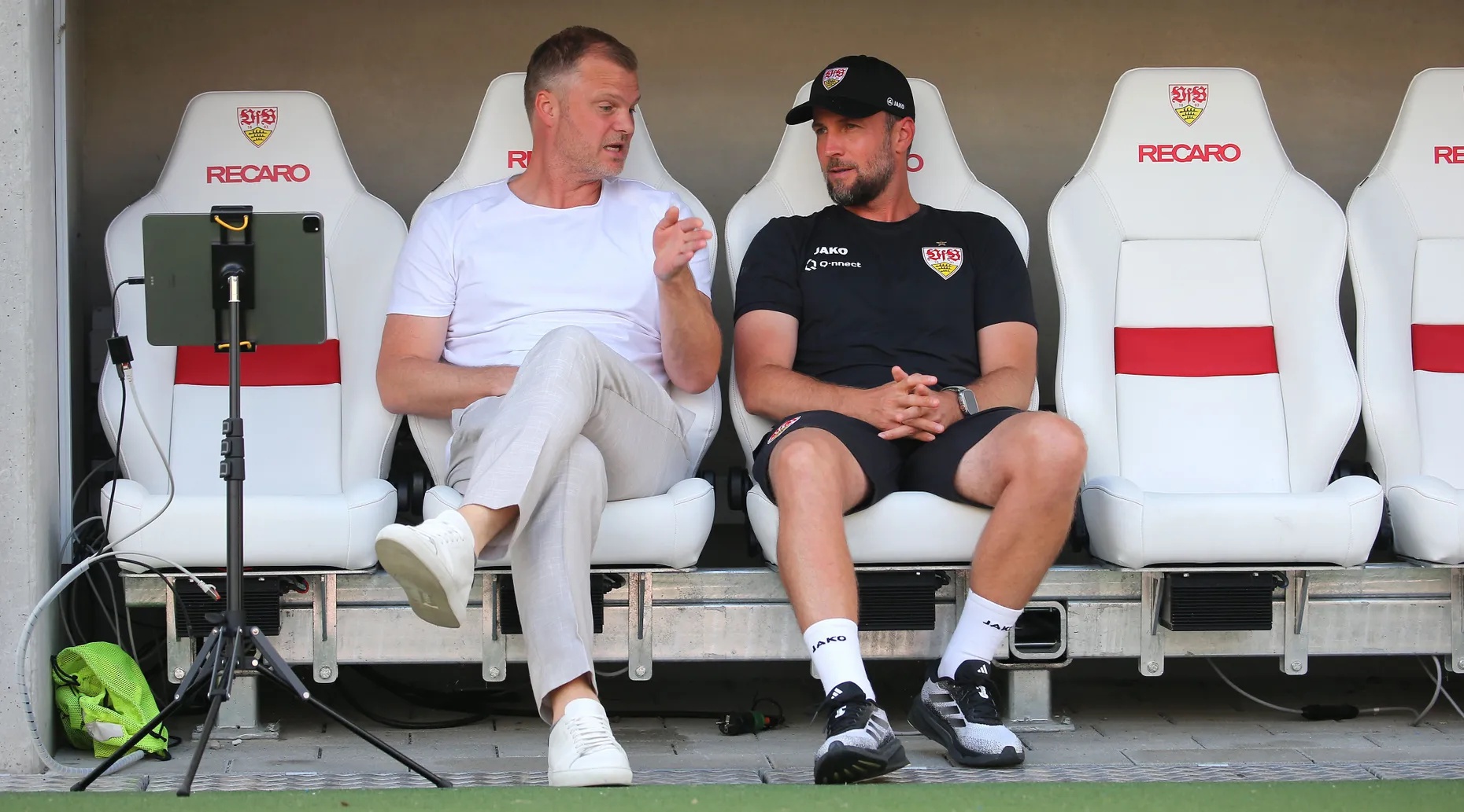 Der Sportvorstand und sein derzeitiger Lieblingstrainer: Fabian Wohlgemuth (links) mit Sebastian Hoeneß