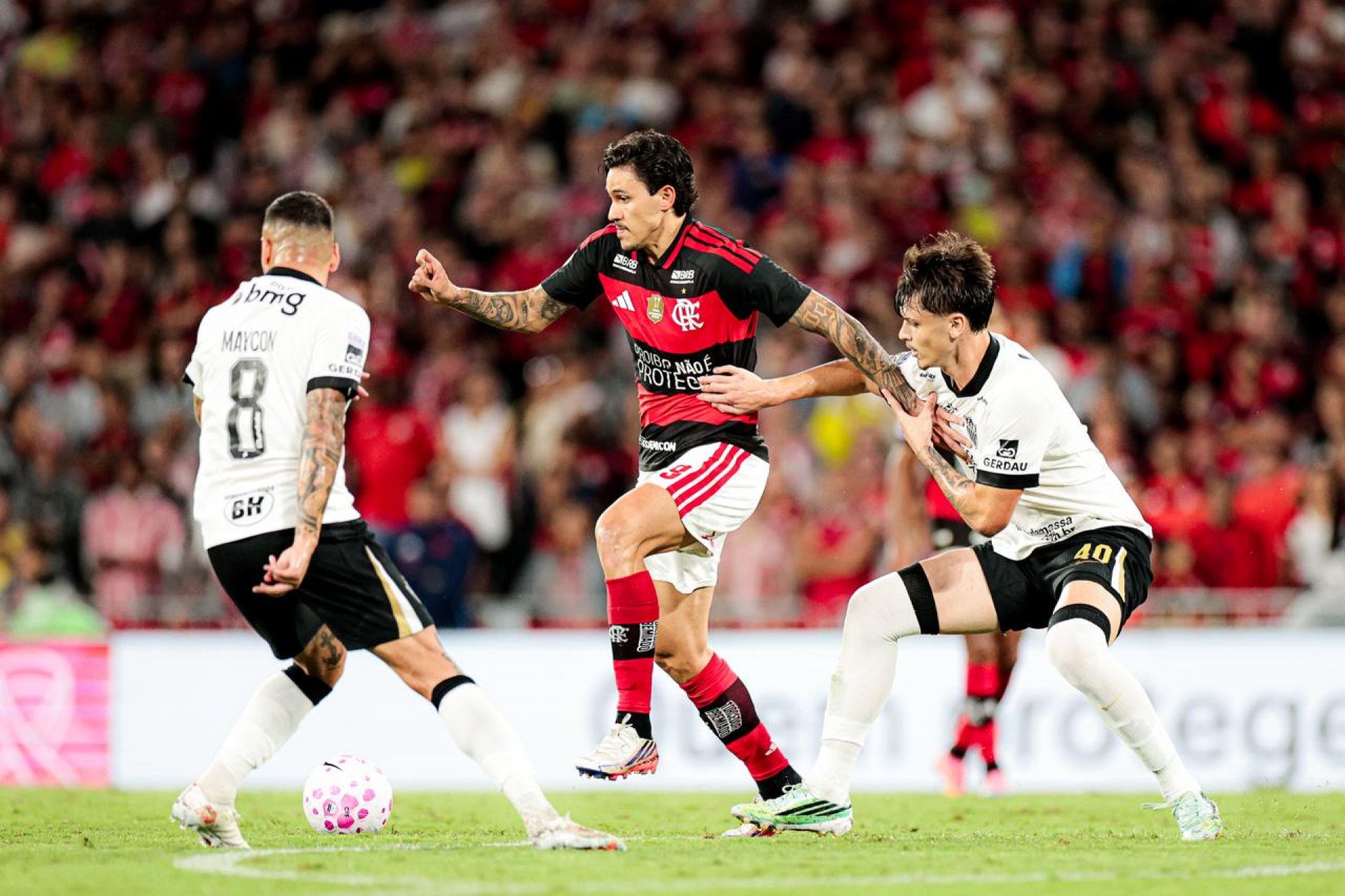 Pedro em ação contra o Atlético-MG, no Maracanã - Gilvan de Souza/Flamengo