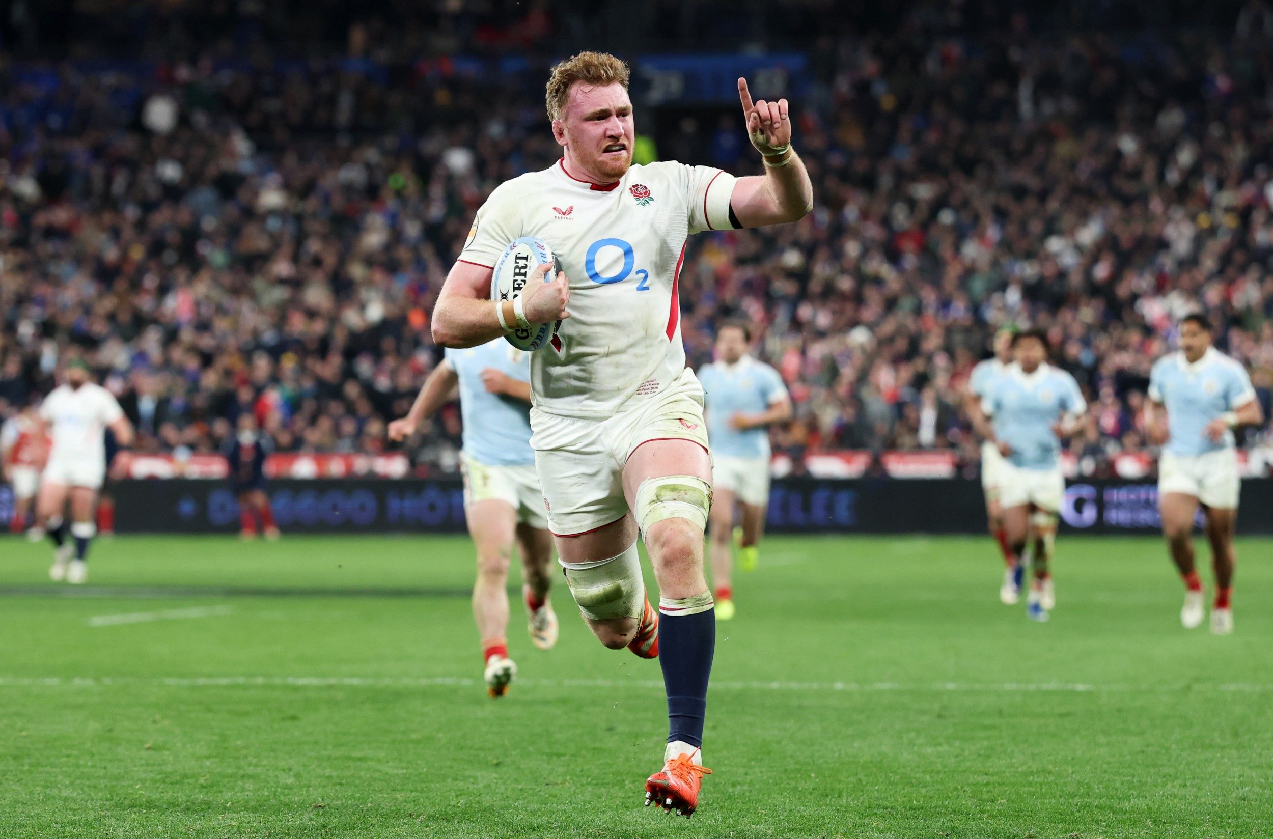Ollie Chessum scores try against France