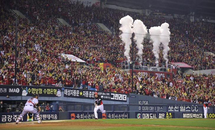 Baseball fans cheer at Jamsil Baseball Stadium in Seoul, Tuesday.