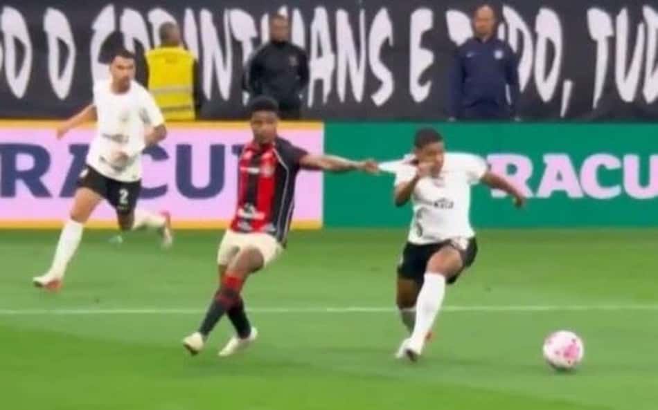 Gui Negão durante o lance