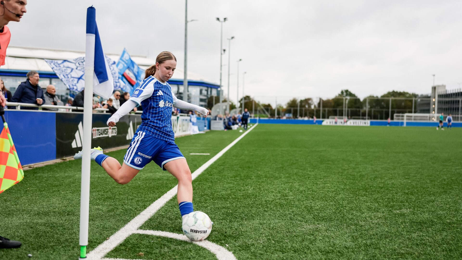 Mariella Münster schießt Eckball