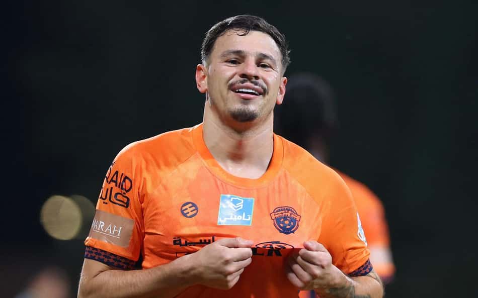 Hugo Moura vestindo a camisa do Al-Fayha