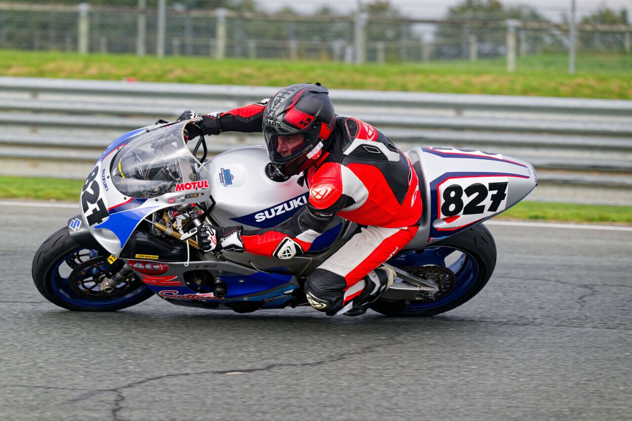 Photo prise sur le circuit du Val de Vienne, en octobre 2025.
Deuxième place en Superbike 750. 
Suzuki 750 GSXR 1996.
Troisième au Championnat de France 2025. Classement final