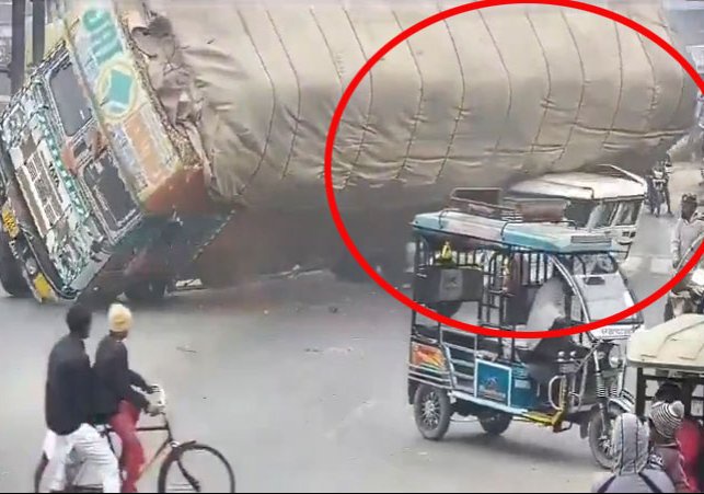  Rampur Truck overturned on Bolero Accident Disturbing Video