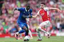 Everton's Senegalese-born Belgian midfielder #08 Amadou Onana (L) vies with Arsenal's English midfielder #41 Declan Rice (R) during the English Pre...