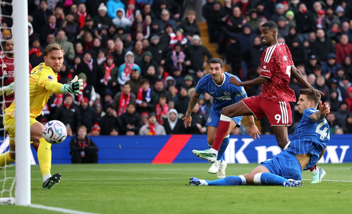  Alexander Isak of Liverpool scores