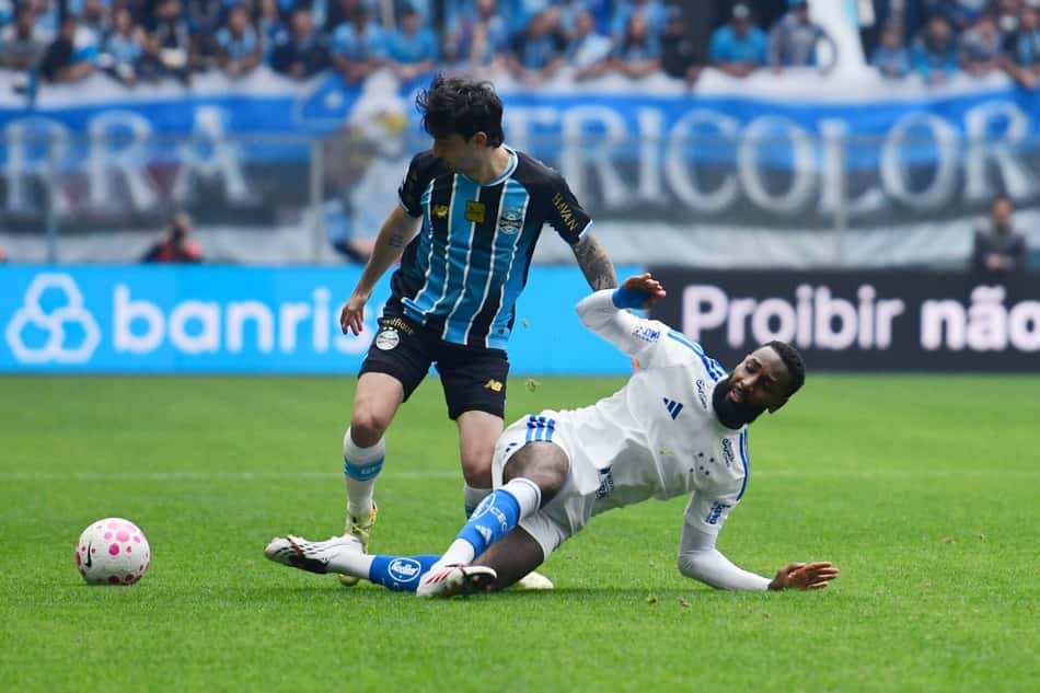 Villasanti (Grêmio) e Gerson (Cruzeiro) disputam a bola durante partida Grêmio x Cruzeiro.