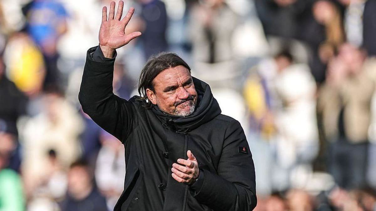Daniel Farke waving to fans